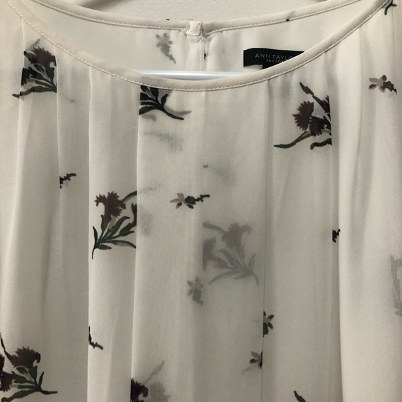 Ann Taylor factory woman’s size XL, long sleeve, blouse, Floral, maroon flowers - Picture 5 of 6